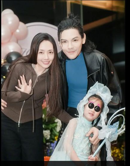 婷一起庆生向左一家出镜画面太温暖！龙8国际电子游戏娱乐平台向太和郭碧