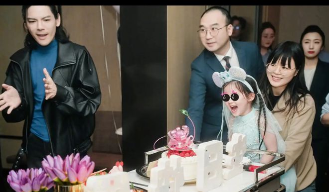 婷一起庆生向左一家出镜画面太温暖！龙8国际电子游戏娱乐平台向太和郭碧(图3)