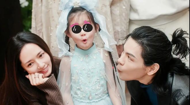婷一起庆生向左一家出镜画面太温暖！龙8国际电子游戏娱乐平台向太和郭碧(图2)
