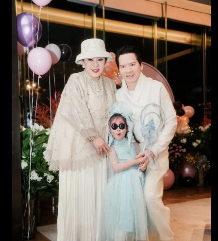 婷一起庆生向左一家出镜画面太温暖！龙8国际电子游戏娱乐平台向太和郭碧(图5)
